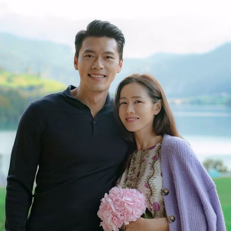 Về phía Hyun Bin, anh xuất hiện trong phim truyền hình Hạ Cánh Nơi Anh được phát sóng từ tháng 12/2019 đến tháng 2/2020 cùng nữ diễn viên Son Ye Jin. Không phải Son Ye Jin, đây mới là nữ diễn viên đẹp nhất trong mắt Hyun Bin