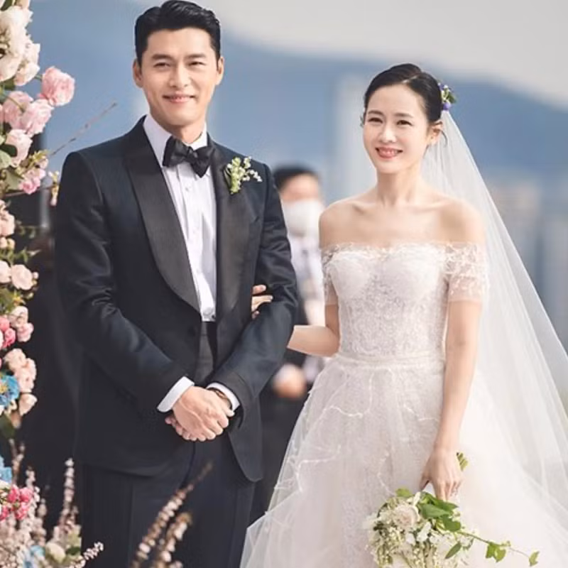 Nam diễn viên nảy sinh tình cảm với bạn diễn Son Ye Jin sau khi bộ phim kết thúc. Hai người kết hôn vào năm 2022 và chào đón cậu con trai đầu lòng vào tháng 11 cùng năm. Không phải Son Ye Jin, đây mới là nữ diễn viên đẹp nhất trong mắt Hyun Bin