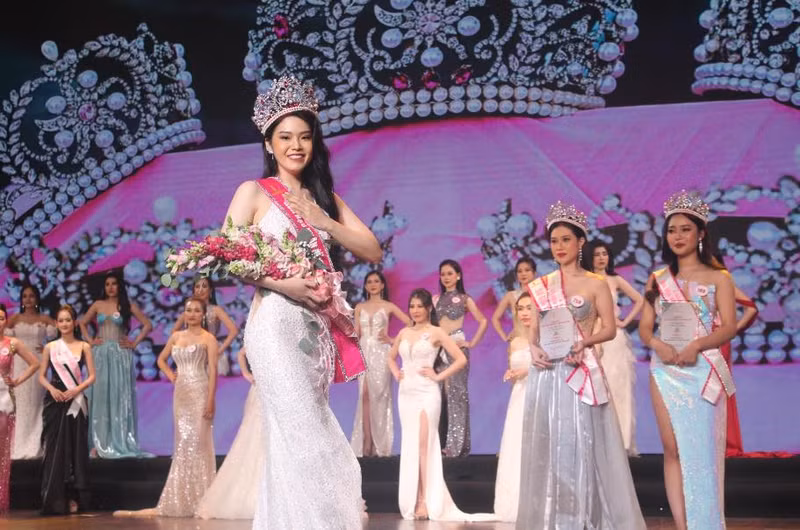 Sau nhiều vòng thi, Trần Mỹ Huyền - người đẹp sinh năm 1995, sở hữu chiều cao 1m62 cùng số đo ba vòng 88-66-94 đã giành chiến thắng. Nhan sắc hút hồn của người đẹp cao 1m45 vừa giành vương miện Á hậu