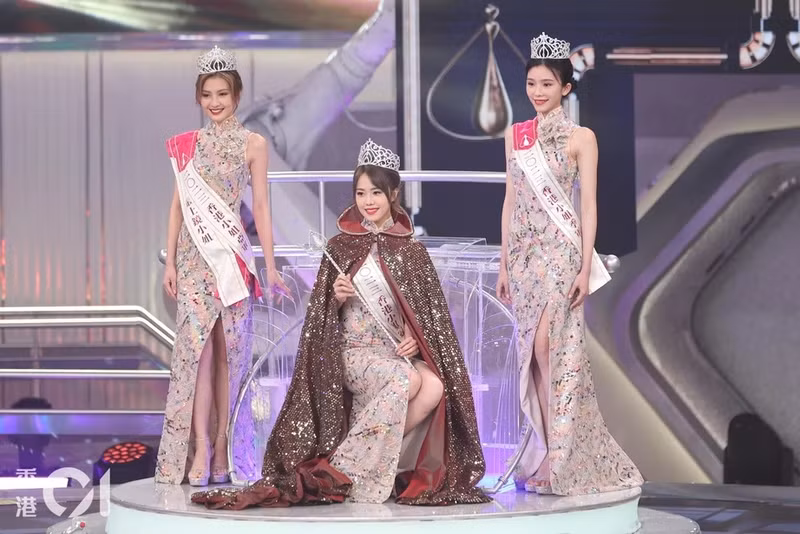 Á hậu khóc nức nở khi bị yêu cầu tước danh hiệu sau 3 ngày đăng quang