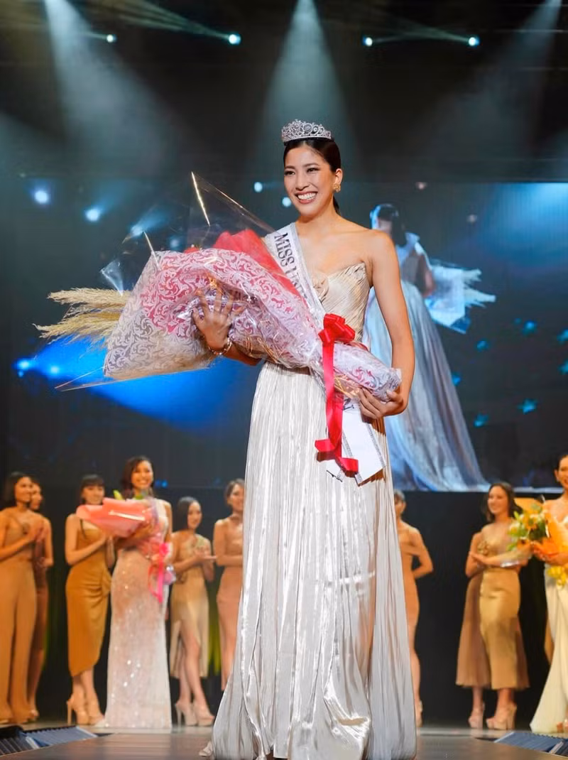 Vừa đăng quang, Hoa hậu Hoàn vũ Nhật Bản bị chê... già