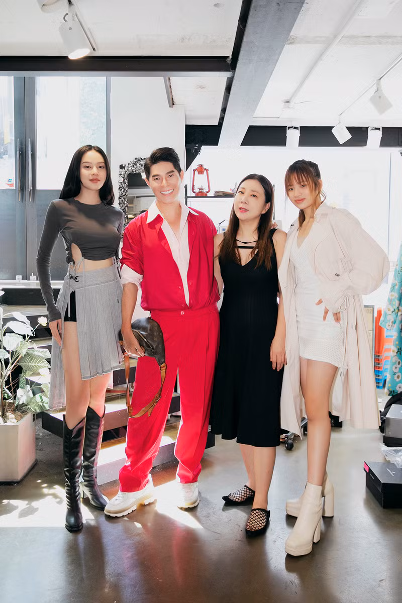 Hoa hậu Thanh Thủy xuất hiện cực chất trên sàn thời trang quốc tế