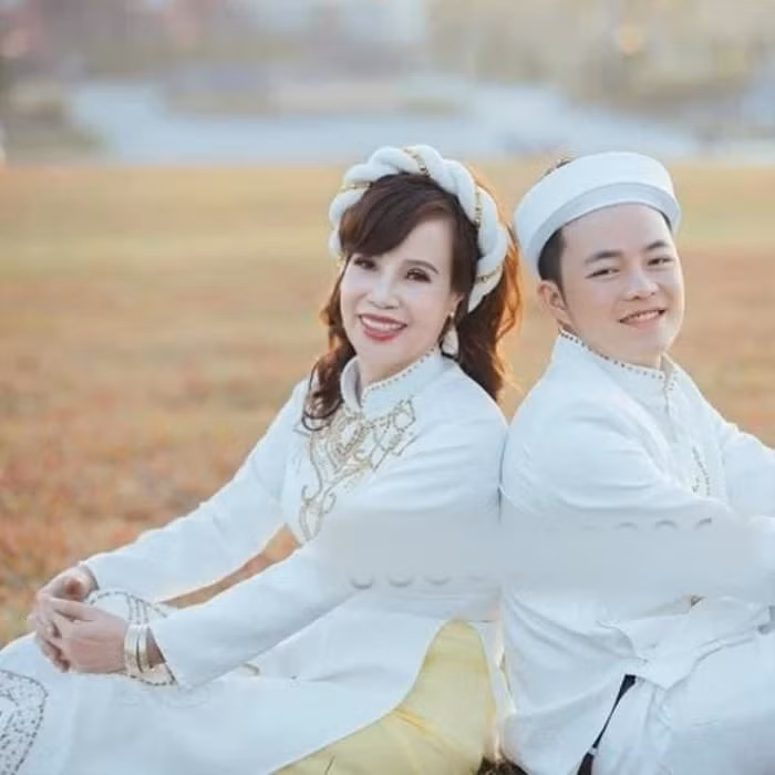 Tuy nhiên, cặp đôi vẫn quyết định tiến đến hôn nhân. Đám cưới của Thu Sao và Hoa Cương đã trở thành tâm điểm chú ý của cộng đồng mạng vào thời điểm ấy. Nhan sắc cô dâu Thu Sao thay đổi ra sao sau 5 năm cưới chồng trẻ kém 35 tuổi?