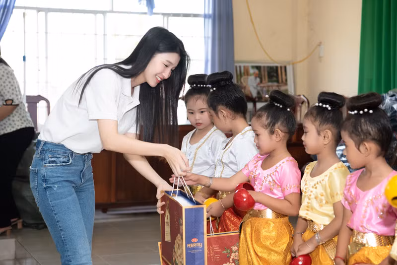 Hoa hậu Mai Phương, Á hậu Phương Nhi làm điều đặc biệt trước thềm thi quốc tế