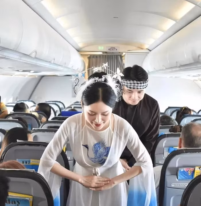 Được biết, cô gái hóa thân thành chị Hằng Nga trên chuyến bay trên là nữ tiếp viên hàng không Phan Quế Chi. 'Chị Hằng' nhan sắc cực phẩm được dân mạng rần rần tìm kiếm là ai?