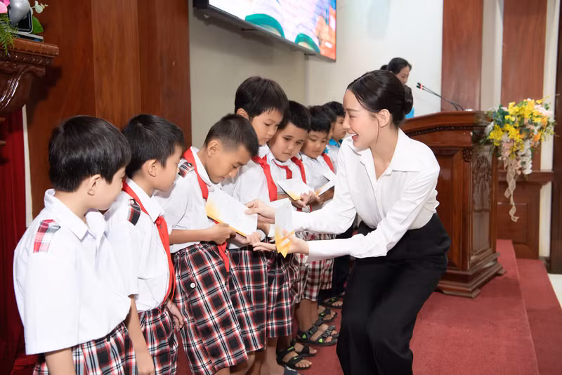 Hoa hậu Mai Phương, Á hậu Phương Nhi làm điều đặc biệt trước thềm thi quốc tế