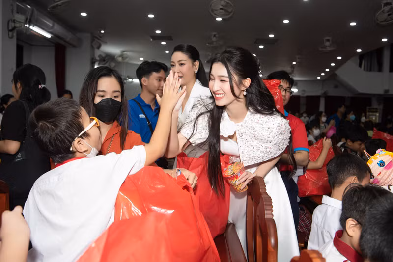 Hoa hậu Thùy Tiên, Bảo Ngọc mang 'Trung thu hạnh phúc' đến hơn 500 em nhỏ