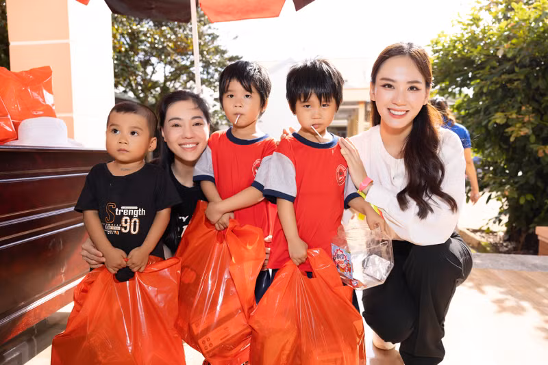Hoa hậu Mai Phương cực kỳ giản dị mang Trung thu đến trẻ em Bình Phước