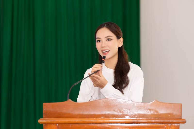 Hoa hậu Mai Phương cực kỳ giản dị mang Trung thu đến trẻ em Bình Phước