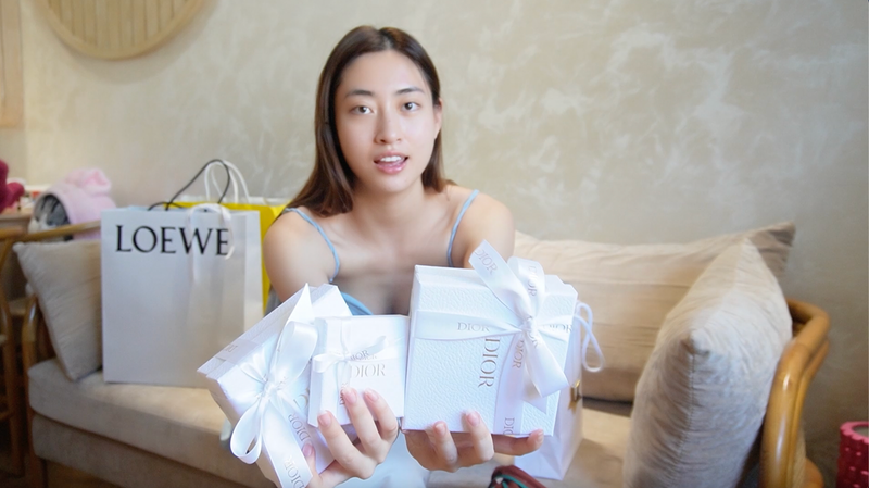 Thời trang đời thường của Hoa hậu Lương Thùy Linh đơn giản nhưng cực sang 