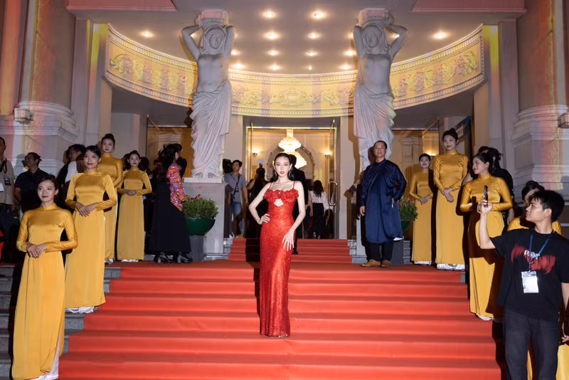 Hoa hậu Thùy Tiên, Tiểu Vy nổi bật trên thảm đỏ bế mạc Liên hoan phim Quốc tế 