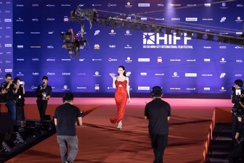 Hoa hậu Thùy Tiên, Tiểu Vy nổi bật trên thảm đỏ bế mạc Liên hoan phim Quốc tế 