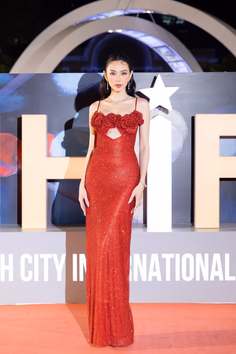 Hoa hậu Thùy Tiên, Tiểu Vy nổi bật trên thảm đỏ bế mạc Liên hoan phim Quốc tế 