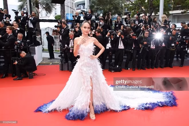 Ngôi sao người Indonesia - Cinta Laura Kiehl thả dáng bên chiếc đầm dài cắt xẻ ở phần đùi cùng điểm nhấn ở gấu váy. Những sắc vóc vạn người mê tại thảm đỏ Liên hoan phim Cannes