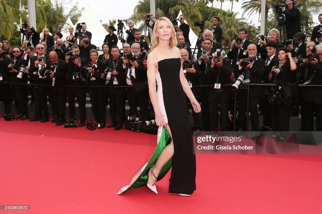 Mỹ nhân đẹp nhất thế giới 'mặc như không mặc' trên thảm đỏ Cannes 2024