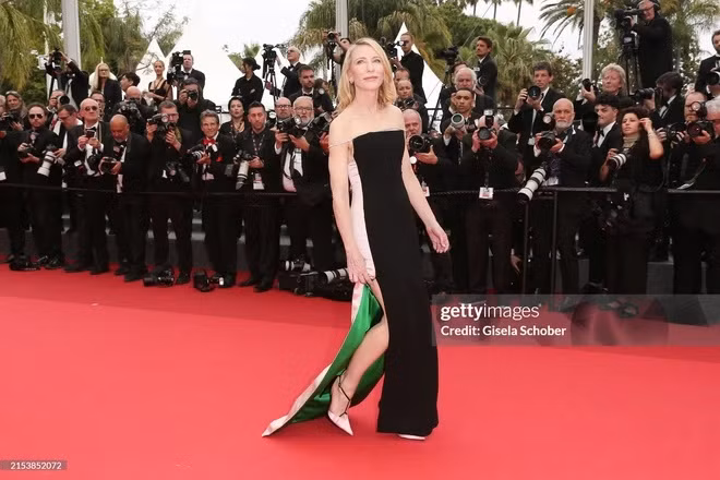 Mỹ nhân đẹp nhất thế giới 'mặc như không mặc' trên thảm đỏ Cannes 2024