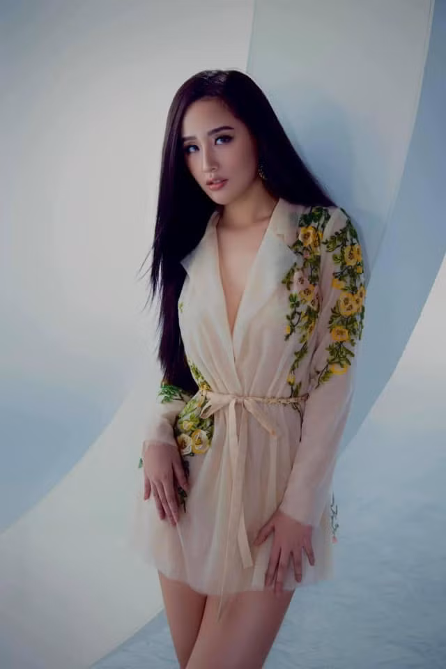 Hậu tăng cân mất kiểm soát, Mai Phương Thúy thả dáng cực mướt với bikini đỏ rực