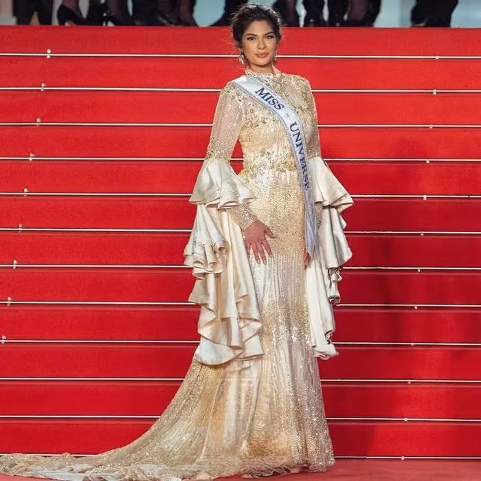 Yoona (SNSD) ngọt ngào như công chúa trên thảm đỏ Cannes 2024