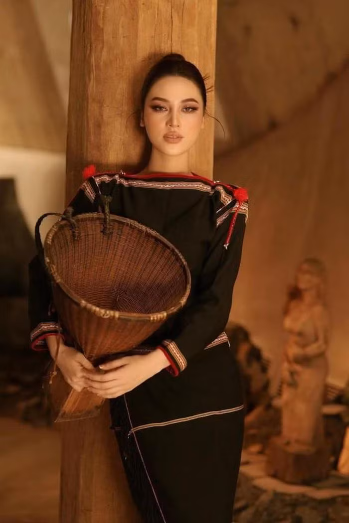 Đặc biệt, H'Duyen Bkrong còn được nhiều fan sắc đẹp ưu ái gọi là mỹ nhân Ê Đê thế hệ mới. Cô gái Ê Đê cực xinh tại Miss Universe Vietnam 2023 khiến cõi mạng 'nổi sóng'