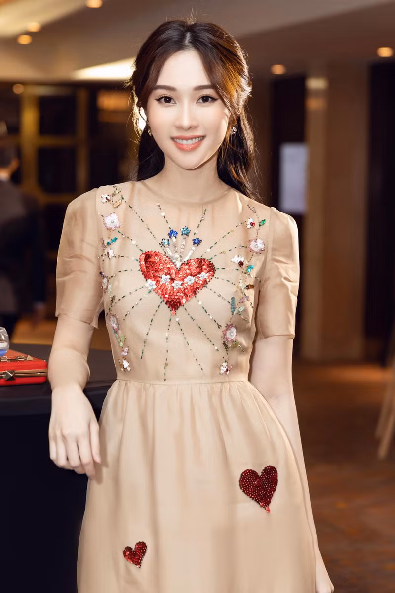 Hoa hậu Đặng Thu Thảo khoe mặt mộc, làn da căng bóng không tì vết