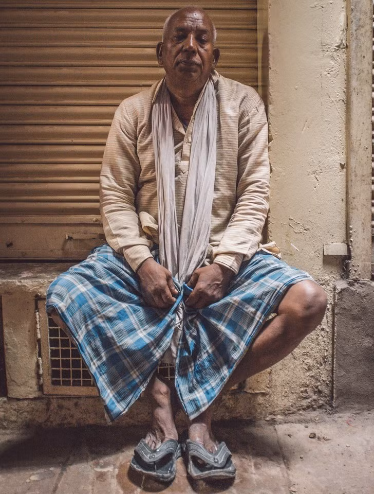 Lungi có nguồn gốc ở <strong> Ấn Độ</strong>. Cùng với mục đích truyền thống, lungi còn là một loại trang phục thường ngày ở Ấn Độ, đặc biệt là ở những nơi có độ ẩm và nhiệt độ rất cao để tránh đổ mồ hôi. Nơi 'đàn ông mặc váy' là bình thường
