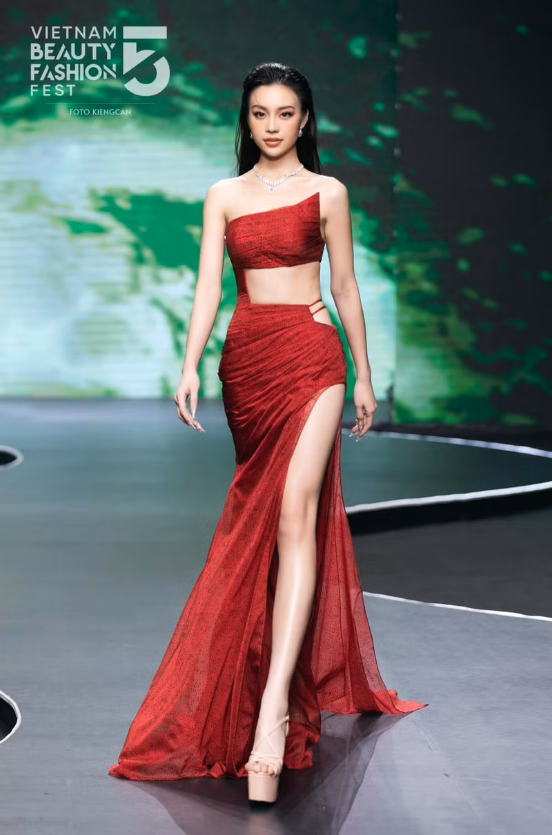 Thùy Vi còn khiến nhiều người trầm trồ, bởi nhan sắc xinh đẹp và rạng ngời, chuẩn Cô Tấm bước ra từ truyện cổ tích. Loạt ảnh đời thường của Cô Tấm đang 'gây sốt' mạng