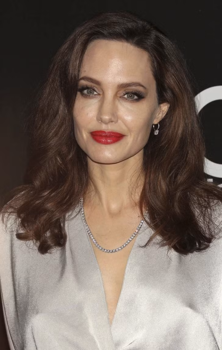 <strong> Angelina Jolie:</strong> Nữ diễn viên đã đạt được hơn 7 điểm một chút trên thang điểm 10 về sức hấp dẫn. Gương mặt hoàn hảo của 16 người phụ nữ đẹp nhất thế giới 2023
