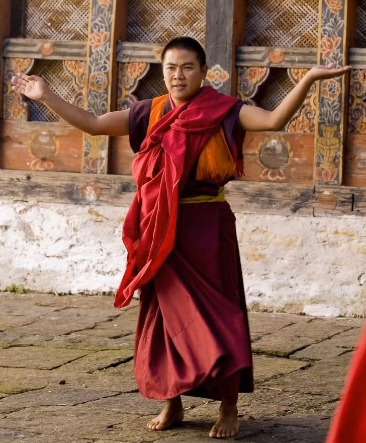 Gho được giới thiệu vào thế kỷ 17 như một quốc phục dành cho nam giới ở <strong> Bhutan</strong>. Tại đây, chính phủ yêu cầu tất cả nam giới phải mặc gho nếu làm việc trong văn phòng hoặc trường học. Nơi 'đàn ông mặc váy' là bình thường