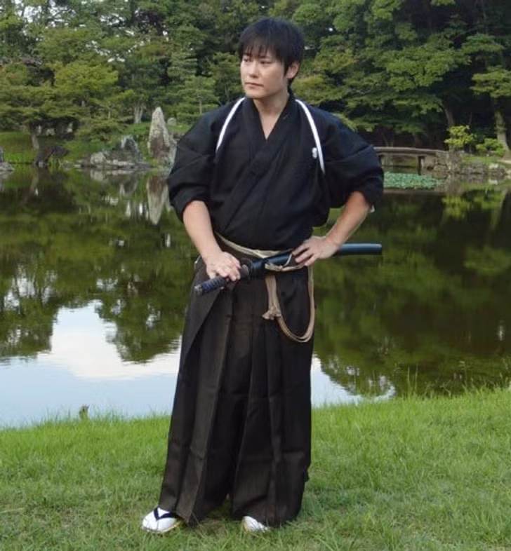 Hakama là trang phục truyền thống của <strong> Nhật Bản</strong>. Hakama được mặc bên ngoài một bộ kimono có thiết kế đặc biệt và được gọi là hakamashita. Nơi 'đàn ông mặc váy' là bình thường