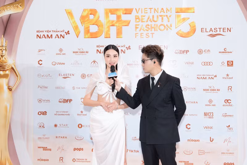 Tuy nhiên, trong khi các nàng hậu và khách mời khác diện trang phục màu đen thì riêng Thùy Tiên lại nổi bật với bộ váy trắng lộng lẫy. Nghi vấn Thùy Tiên được ưu ái để nổi bật trên sân khấu Miss Grand Vietnam