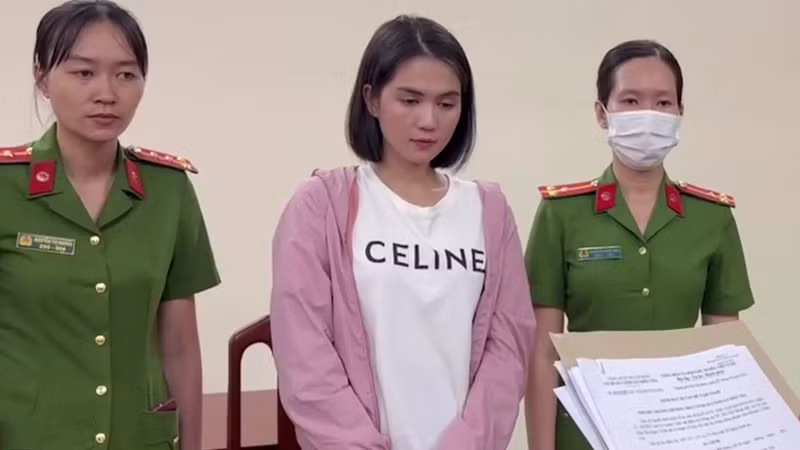 'Nữ hoàng nội y' Ngọc Trinh xuất hiện bơ phờ, mệt mỏi ngày ra tòa