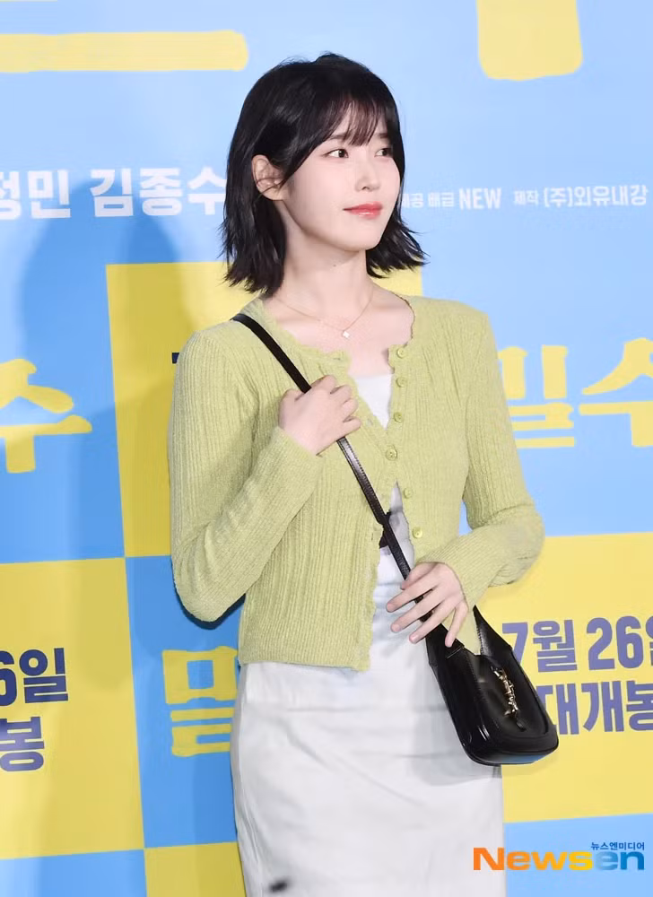 Thậm chí, nhiều người còn để lại nhận xét cho rằng: "Cô ấy thật xinh đẹp. Chỉ cần nhìn cô ấy thôi là tôi đã thấy hạnh phúc rồi", "Tôi yêu kiểu tóc của cô ấy", "Tôi muốn biết cô ấy để kiểu tóc gì", "Cô ấy thật đáng yêu và mới mẻ", "Tóc, trang phục và mọi thứ của cô ấy thật hoàn hảo vào ngày hôm nay", "Cô ấy luôn xinh đẹp và dễ thương như mọi khi", "Làm thế nào mà IU không bao giờ già đi" hay "Tại sao cô ấy lại xinh như vậy với mái tóc ngắn”… Phong cách mới của IU nhận ‘mưa’ lời khen