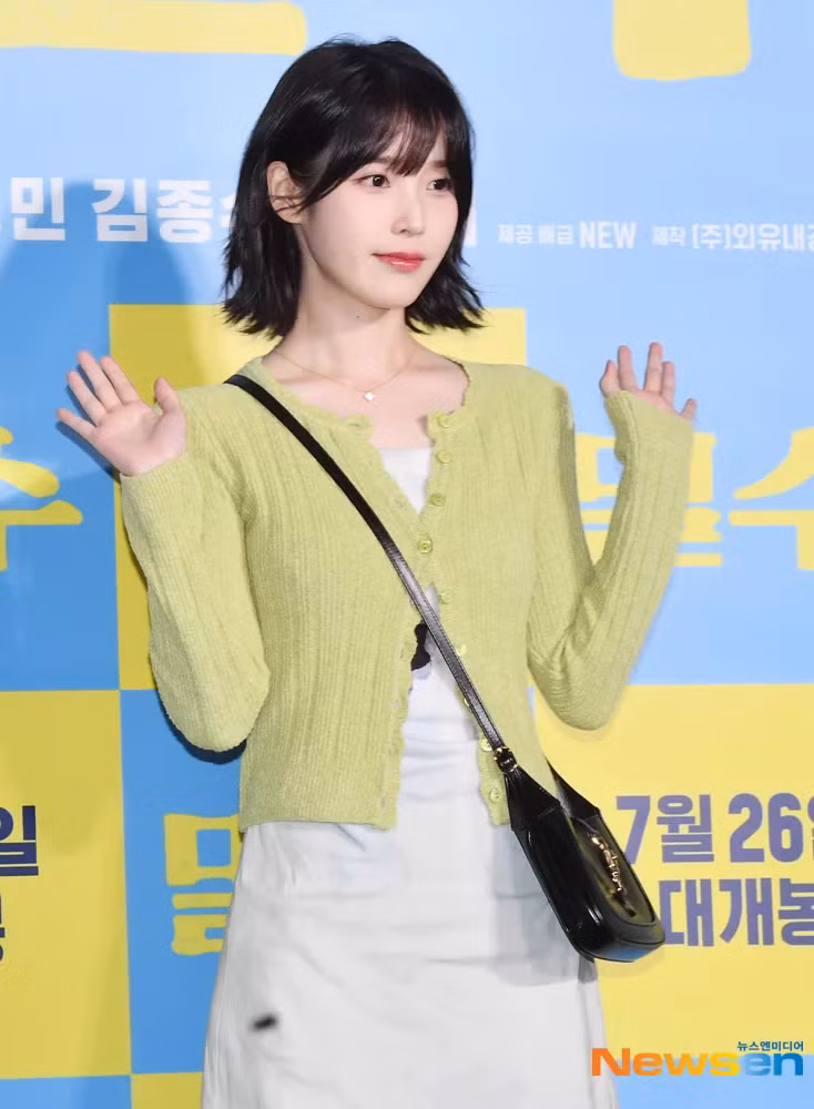 Đặc biệt, người hâm mộ và cư dân mạng đã không khỏi xuýt xoa trước kiểu tóc mới đầy tươi mới của IU. Phong cách mới của IU nhận ‘mưa’ lời khen