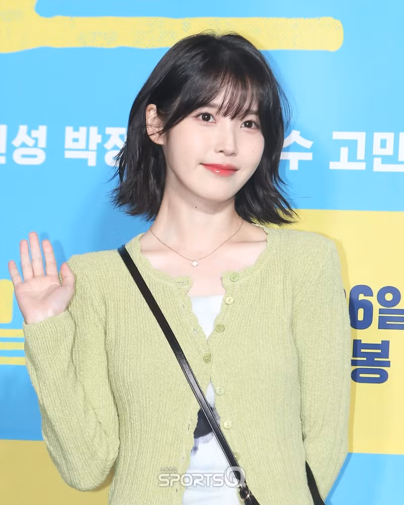 Trước đó, vào ngày 22/6, Thương hiệu trang sức J.ESTINA đã phát hành một bộ ảnh đầu tiên sau khi để tóc ngắn của IU thông qua tạp chí thời trang Cosmopolitan. Phong cách mới của IU nhận ‘mưa’ lời khen