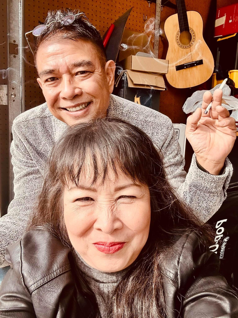 NSND Hồng Vân xả kho ảnh tình tứ bên nam tài tử nổi danh màn ảnh Việt xưa