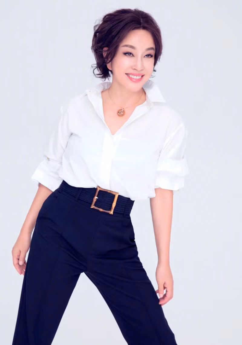 Bất ngờ sắc vóc thật ở tuổi U70 của 'người đẹp không tuổi' Lưu Hiểu Khánh 