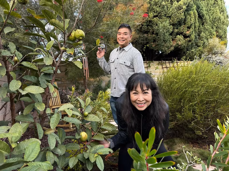 NSND Hồng Vân xả kho ảnh tình tứ bên nam tài tử nổi danh màn ảnh Việt xưa