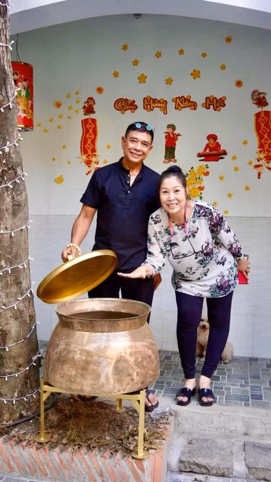 NSND Hồng Vân xả kho ảnh tình tứ bên nam tài tử nổi danh màn ảnh Việt xưa