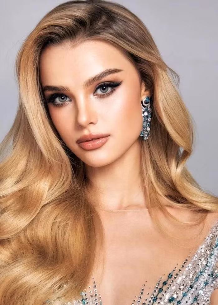 Nhan sắc đời thường xinh như ‘búp bê’ của tân Miss World