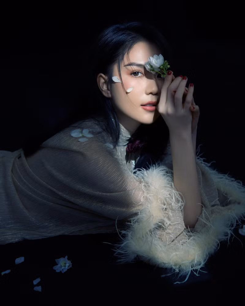 Ngọc Trinh tung bộ ảnh mới, chi tiết trên đôi chân gây chú ý