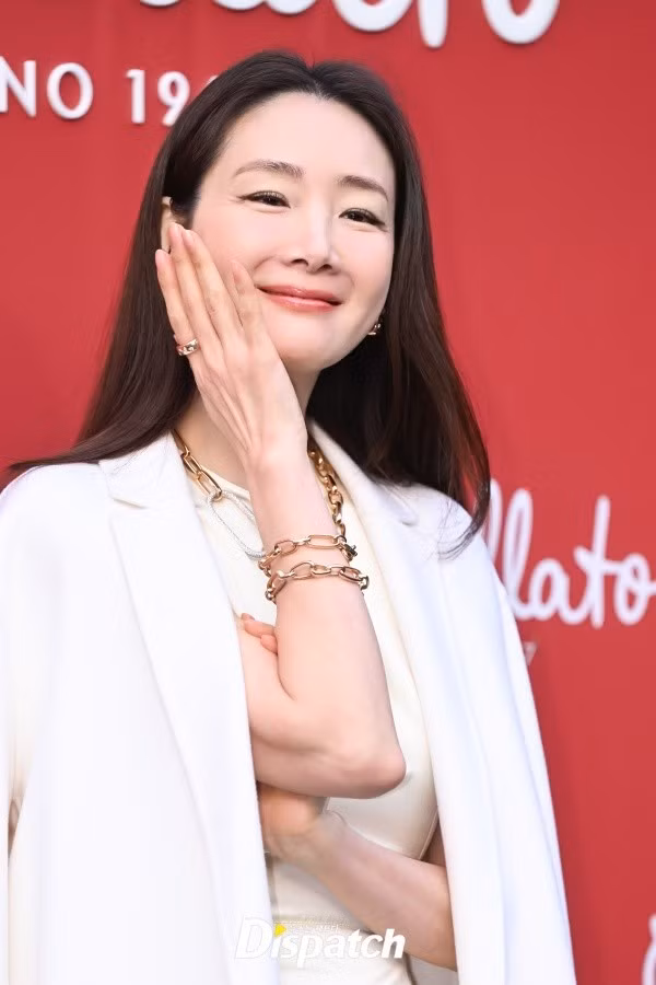 Kinh ngạc ngoại hình 'nữ hoàng nước mắt' Choi Ji Woo ở tuổi U50