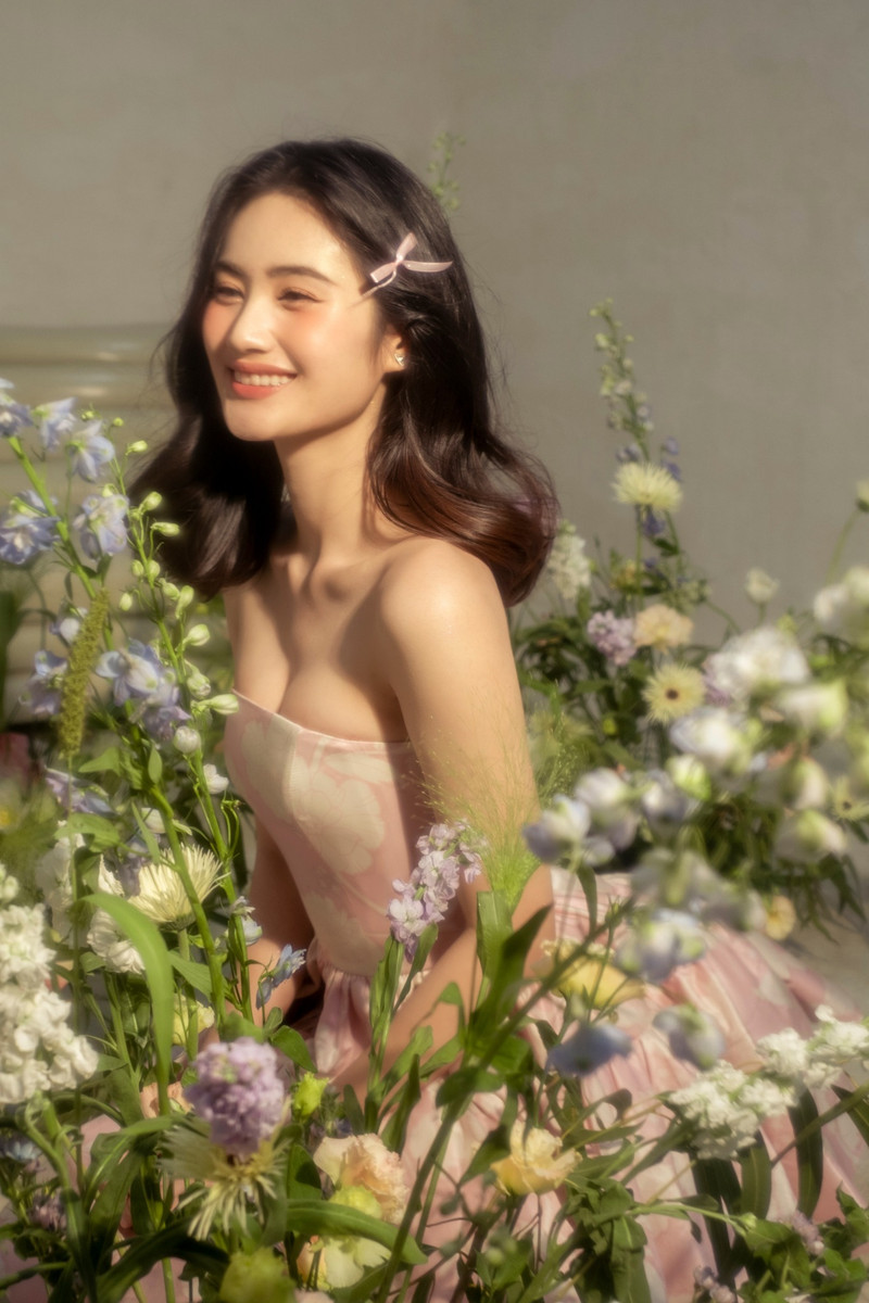 Hoa hậu Ý Nhi ngọt ngào như nàng thơ đón sinh nhật tuổi 22 