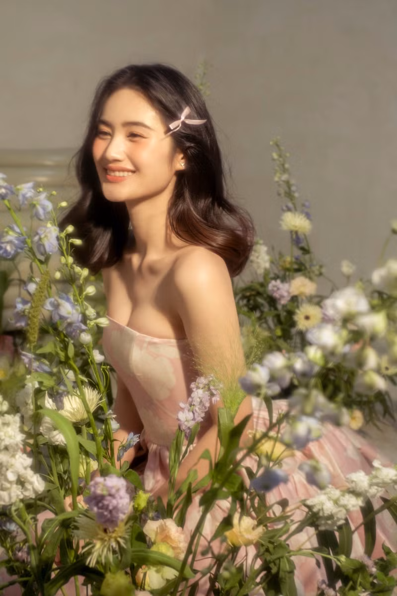 Hoa hậu Ý Nhi ngọt ngào như nàng thơ đón sinh nhật tuổi 22 