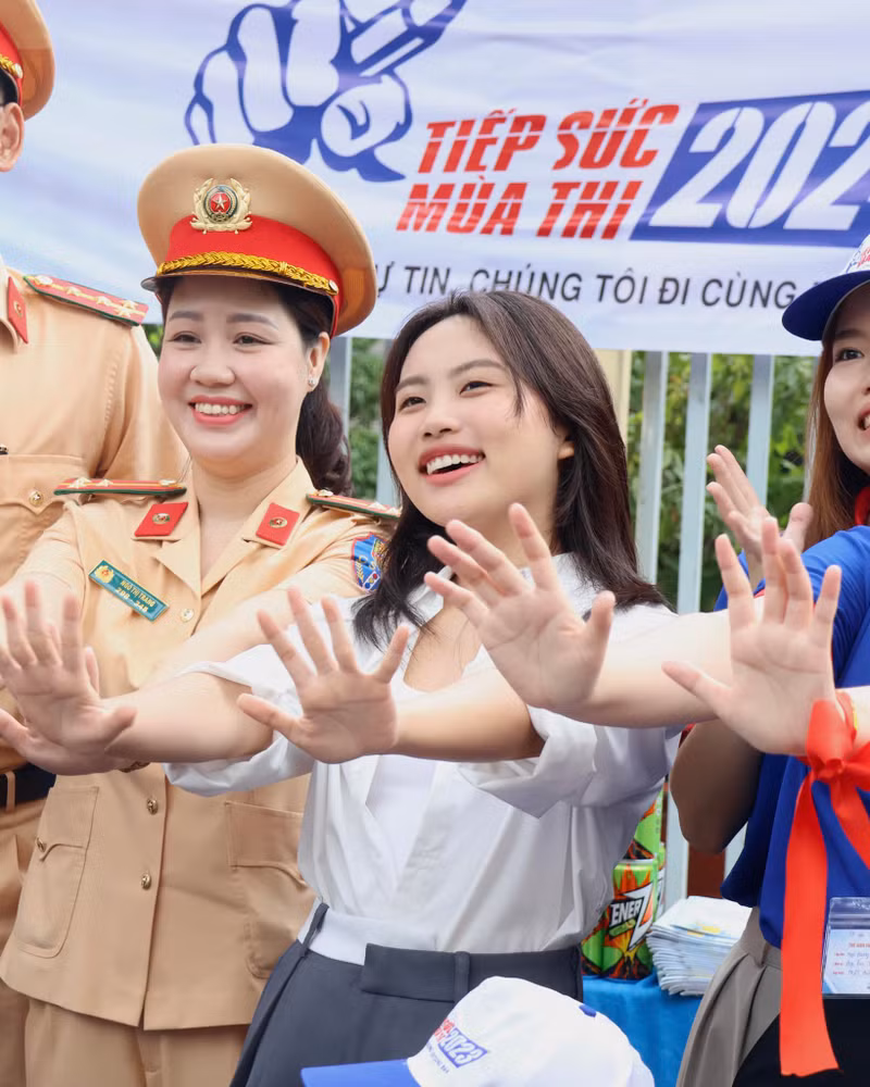 Chính vì điều này mà một số bạn trẻ đã cho rằng đây rất có thể là "tín hiệu" cho đề thi môn Văn. Phương Mỹ Chi phát nước, tiếp sức sĩ tử thi tốt nghiệp THPT 2024