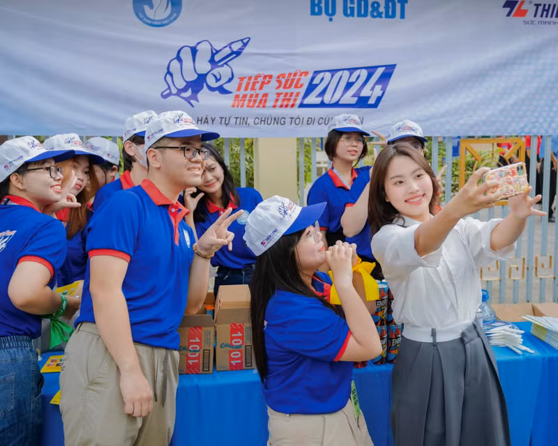 Giọng ca “Quê em mùa nước lũ” viết: “Một chút năng lượng sáng nay, tiếp sức cho các bạn “chiến binh” trong kỳ thi cực quan trọng này. Chúc các bạn viết văn không bị “rối rắm” nha”. Phương Mỹ Chi phát nước, tiếp sức sĩ tử thi tốt nghiệp THPT 2024