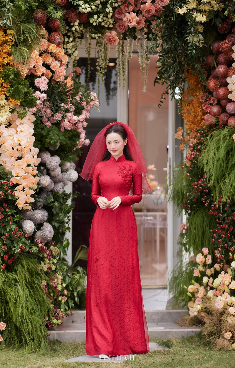 Diện mạo chú rể thiếu gia gây 'sốt' trong lễ vu quy của Midu