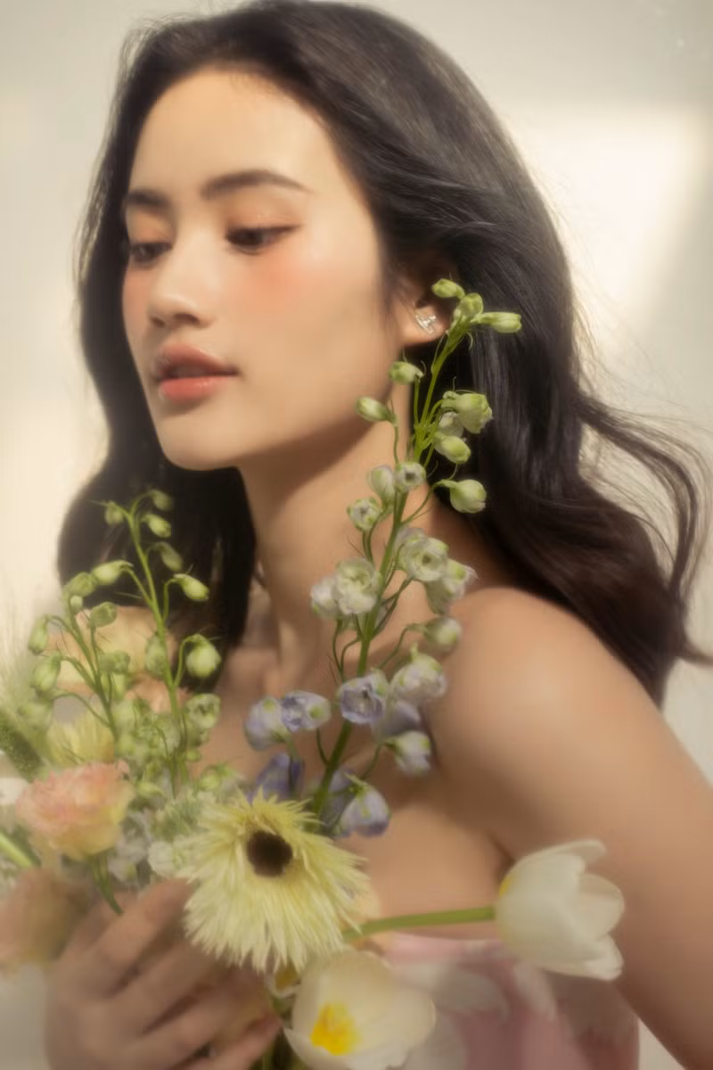 Hoa hậu Ý Nhi ngọt ngào như nàng thơ đón sinh nhật tuổi 22 