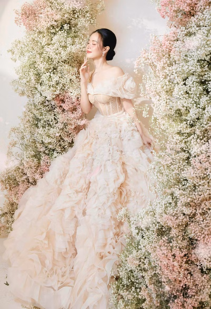 Vừa qua, lễ ăn hỏi của Midu và thiếu gia Minh Đạt thu hút đông đảo sự quan tâm từ người hâm mộ. Midu tung ảnh cưới, biểu cảm của chồng người đẹp lập tức gây 'sốt'