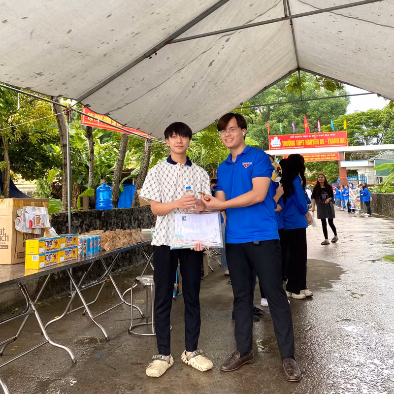 Xúc động hình ảnh tình nguyện viên Hà Nội giúp sĩ tử vượt vũ môn