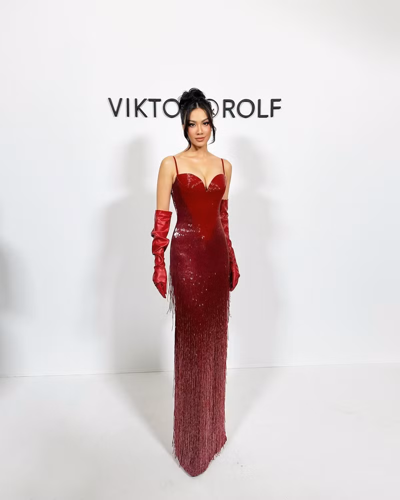 Mới đây, Á hậu Siêu quốc gia 2022 - Nguyễn Huỳnh Kim Duyên đã tới Paris và tham gia một số hoạt động trong khuôn khổ Paris Haute Couture Fashion Week. Á hậu Kim Duyên đọ sắc cùng 'nữ hoàng thảm đỏ' Phạm Băng Băng tại Pháp